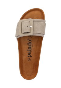 Sandale à glissière en cuir suédé beige avec une large sangle supérieure et une boucle rectangulaire. Semelle intérieure douce et texturée, avec une semelle marron portant le logo de la marque.