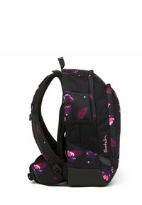 Sac à dos noir avec des motifs floraux roses et violets, bretelles rembourrées, poche latérale en mesh et logo "Satch" sur la poche avant.