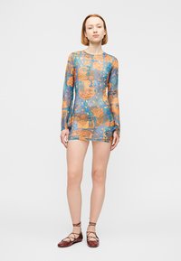 Μακρυμάνικο, διάφανο φόρεμα με πολύχρωμο λουλουδάτο σχέδιο σε πορτοκαλί και μπλε αποχρώσεις. Το ένδυμα είναι εφαρμοστό με στρογγυλή λαιμόκοψη.