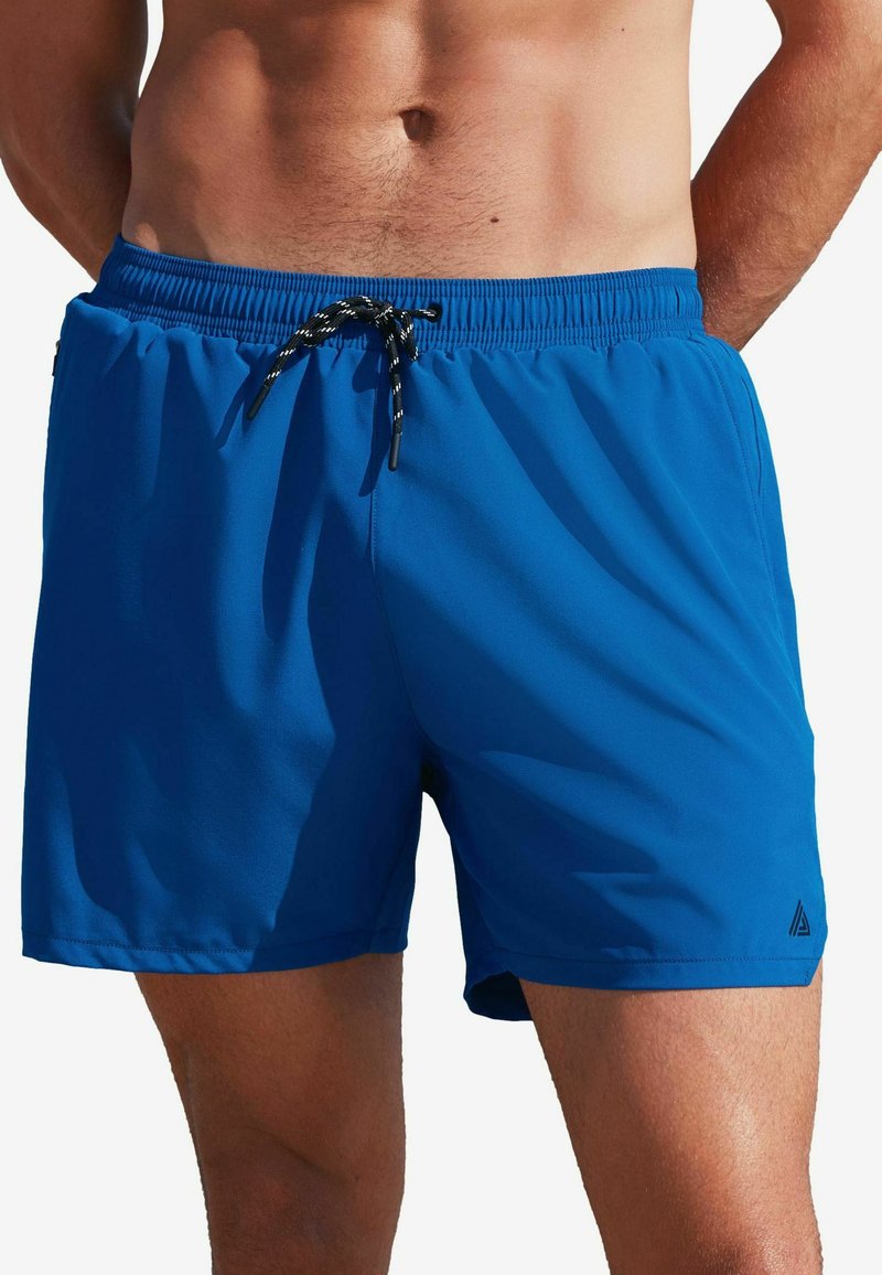 Blaue Badeshorts mit einem elastischen Bund und schwarzem Kordelzug. Leichter Stoff mit glatter Textur und einem kleinen Logo in der unteren linken Ecke.