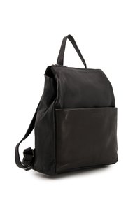 Černý kožený batoh s uzávěrem na zip, přední kapsou, horním držadlem a nastavitelným ramenním popruhem. Hladký povrch a minimalistický design.