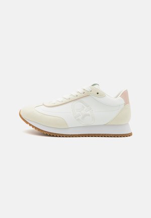 Sneaker mit einem Obermaterial aus weißem Leder, Wildleder-Akzenten, strukturiertem Seitenlogo und einer beigen Gummisohle. Mit weißen Schnürsenkeln und einem gepolsterten Kragen.