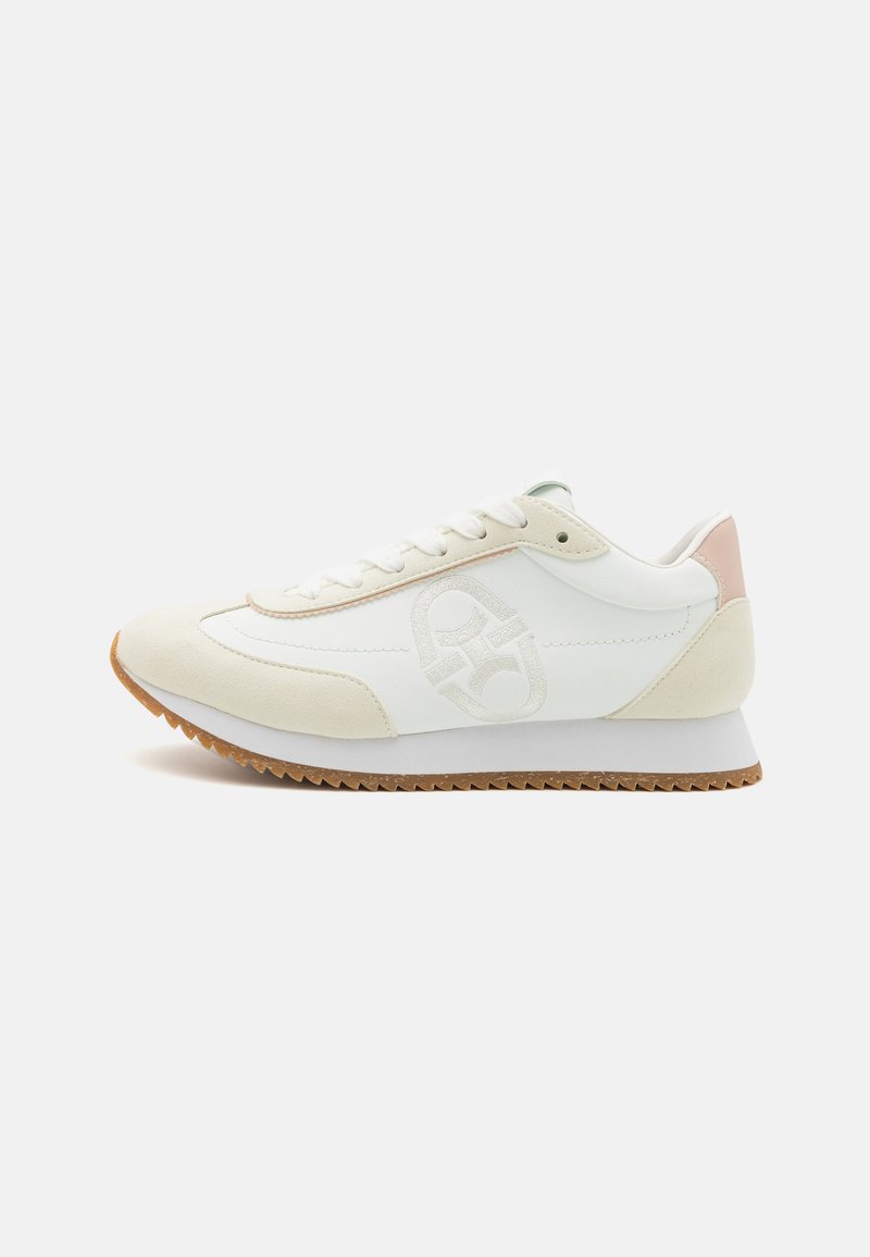 Sneaker med overdel i hvit lær, semskede detaljer, teksturert side-logo og en beige gummisåle. Har hvite lisser og en polstret krage.