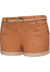 Pantalones cortos de tela marrón clara con un acabado texturizado, que cuentan con un cinturón tejido, dobladillos remangados y pliegues delanteros para mayor detalle.