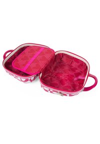 Maleta de viaje rosa con un interior estampado. Incluye características como una cremallera, un asa y un organizador removible. Exterior suave con un diseño geométrico.