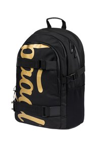 Zaino nero con un grande logo dorato, realizzato in tessuto resistente, dotato di spallacci regolabili e numerosi scomparti per lo stoccaggio.