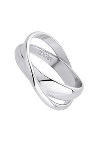 Anillo entrelazado de plata que presenta bandas lisas y pulidas de diferentes anchos, creando un diseño fluido y elegante sin adornos.