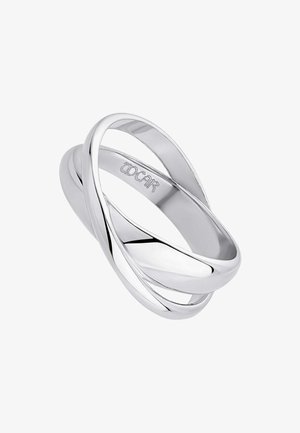 Anillo entrelazado de plata que presenta bandas lisas y pulidas de diferentes anchos, creando un diseño fluido y elegante sin adornos.