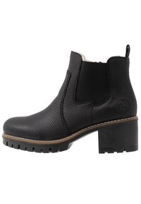 Bottines noires en cuir avec une finition texturée, panneaux latéraux élastiques et un talon épais. Les détails notables incluent une semelle contrastante et un logo.