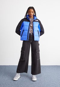 The North Face W HMLYN INSULATED - Žieminė striukė - solar blue/black