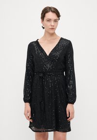 Vestido negro ajustado con mangas largas, textura de lentejuelas, escote en V profundo, cinta ajustable en la cintura, dobladillo a la altura de la rodilla.