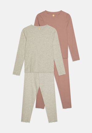 Dois conjuntos de roupa de lounge para crianças: um em cinza suave, outro em rosa apagado. Ambos feitos de algodão elástico, com mangas compridas e calças até ao tornozelo.