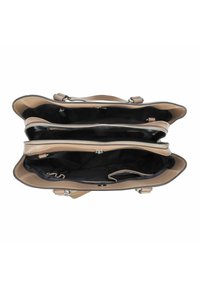 Borsa a tracolla in pelle beige con due scomparti, dettagli in zip argentata e interni in tessuto nero; presenta una tracolla e tasche organizzative.