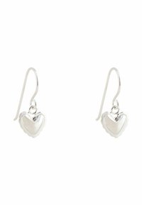 Srebrne kolczyki w kształcie serca wykonane z wysokiej jakości srebra, o błyszczącej, gładkiej powierzchni i falistych krawędziach, zawieszone na prostym wzorze hakowym.
