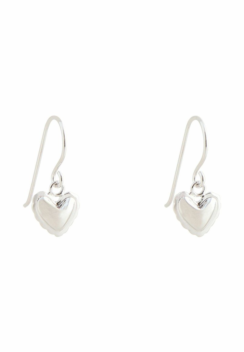 Srebrne kolczyki w kształcie serca wykonane z wysokiej jakości srebra, o błyszczącej, gładkiej powierzchni i falistych krawędziach, zawieszone na prostym wzorze hakowym.