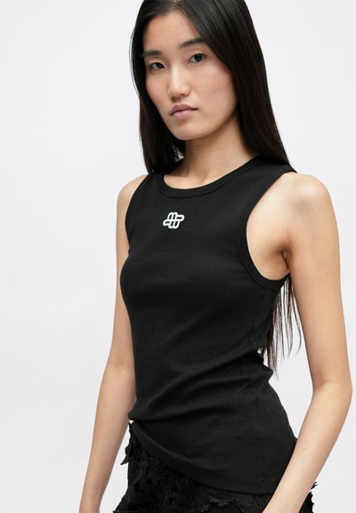 Μαύρη ριγέ μπλούζα χωρίς μανίκια με φαρδιές μασχάλες και στρογγυλή λαιμόκοψη, διαθέτει μικρό άσπρο λογότυπο στο στήθος. Λείο υλικό, εφαρμοστή γραμμή.