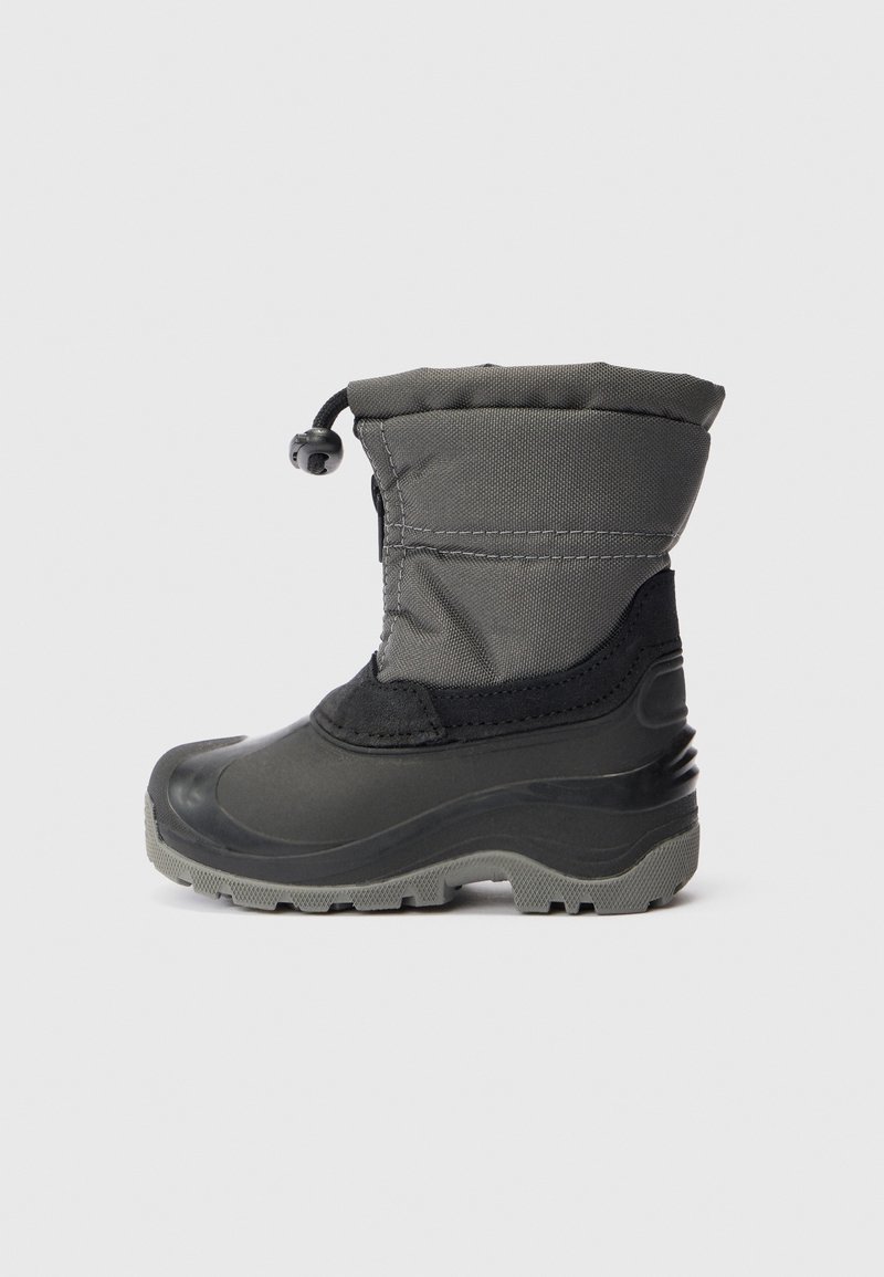 Botte d’hiver enfant gris et noir avec semelle en caoutchouc, dessus rembourré et fermeture à cordon réglable en haut.
