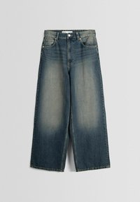 Löysät denim-housut haalistuneessa sinisessä pesussa, joissa on korkea vyötärö, nappisuljenta ja klassinen viiden taskun muotoilu.