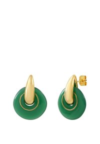 Boucles d'oreilles en résine verte avec une forme incurvée, présentant des accents en ton doré et un détail en métal circulaire.