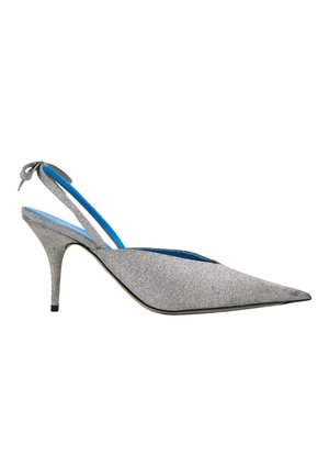 Escarpin slingback à talon haut argenté à paillettes avec bout pointu, doublure intérieure bleue et petit nœud sur la bride arrière.