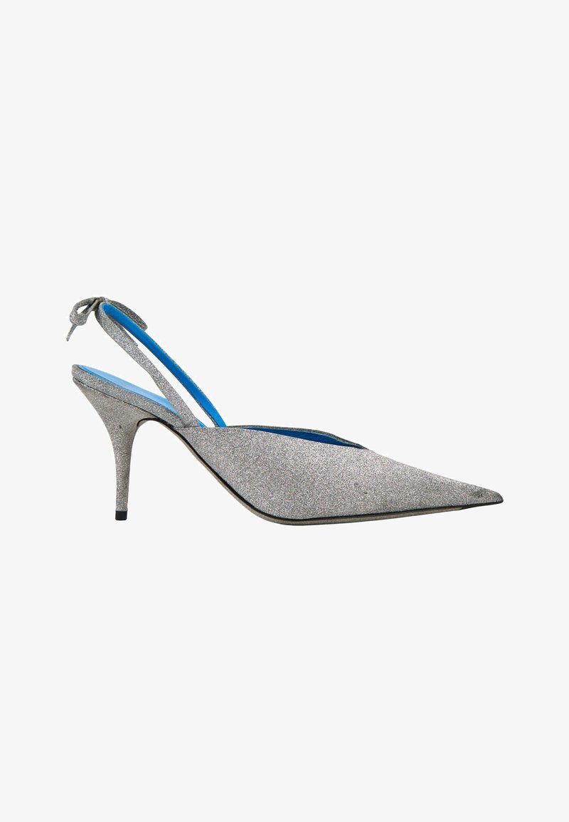 Escarpin slingback à talon haut argenté à paillettes avec bout pointu, doublure intérieure bleue et petit nœud sur la bride arrière.