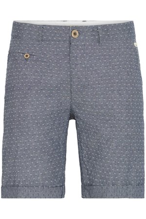 Hvide mænds shorts i blå mønster lavet af tekstureret stof. De har en knaplukning og en sidelomme, samt opkrøllede ærmer for et afslappet udseende.