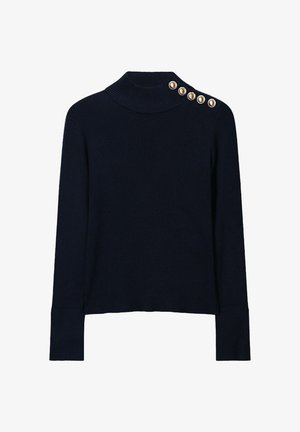 Pull en mailles côtelées bleu marine à manches longues avec col montant et quatre boutons dorés le long de l'épaule gauche.