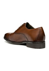 Scarpa da uomo in pelle marrone con finitura liscia, punta arrotondata e suola in gomma a profilo basso. Presenta cuciture sottili e design con lacci.