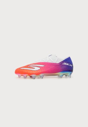 Kleurrijke voetbalschoen met witte veters, oranje naar paars verloop, groot wit logo aan de zijkant en een doorzichtige noppenzool op een effen achtergrond.