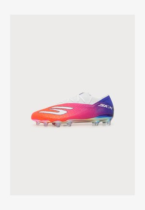 Kleurrijke voetbalschoen met witte veters, oranje naar paars verloop, groot wit logo aan de zijkant en een doorzichtige noppenzool op een effen achtergrond.