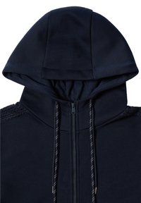 Felpa con cappuccio blu navy, zip completa, cordini con dettagli bianchi e texture sulle spalle.