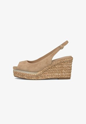 Sandale compensée beige en daim à bride arrière, bout ouvert, talon plateforme en jute tressé et bride réglable avec boucle dorée.