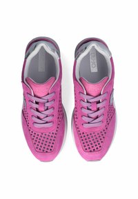 Rosa Sportschuhe mit mesh-ähnlichem Obermaterial, grauen Akzenten, runder Zehenpartie und Schnürverschluss. Sie verfügen über eine strukturierte Oberfläche und ein leichtes Design.