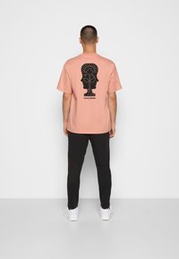 Nike Sportswear Triko s potiskem - red