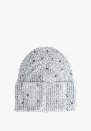 Berretto lavorato a maglia grigio con una trama a coste, decorato con borchie argentate sparse sulla superficie e un bordo ripiegato.