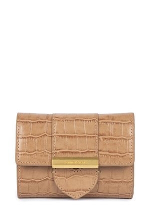 Portefeuille couleur tan en relief crocodile avec une fermeture à rabat, présentant un accent métallique doré et un détail en onglet arrondi en bas.