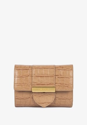 Portafoglio marrone chiaro con effetto coccodrillo, chiusura a pattina, con un accentuazione in metallo dorato e un dettaglio a linguetta arrotondata nella parte inferiore.
