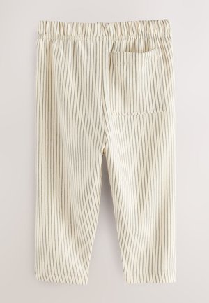 Fehér csíkos, laza szabású nadrág gumis derékrésszel és hátsó zsebbel. A csíkok vékonyak és tompa árnyalatúak. Puha tapintású.