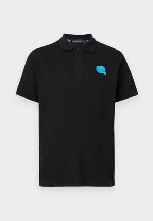 Polo noir à manches courtes avec trois boutons et un petit graphisme bleu d'un visage stylisé sur la poitrine gauche.