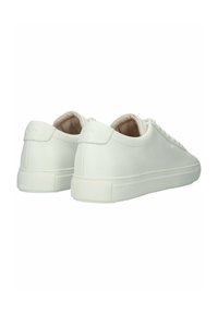 Baskets blanches en cuir avec une texture lisse, de forme arrondie et des semelles en caoutchouc. Présentent des accents cousus et un système de laçage simple.