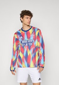 adidas Performance ARSENAL FC 25/26 PRE-MATCH WARM TOP - Klubové oblečenie - victory blue/pure ruby/bright yellow/bright cyan