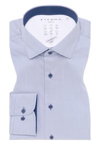 Camicia slim fit a righe blu e bianche. Presenta un colletto navy a pois a contrasto, bottoni blu e un tessuto morbido con una superficie liscia.