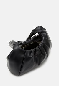 Svart läderhandväska med en mjuk, samlad design. Utrustad med dragkedja, kontrasterande guldfärgad dragkedja och en rund form för enkel hantering.