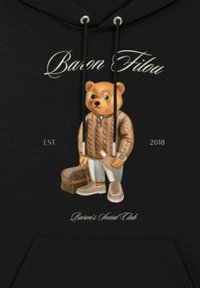 Felpa nera con cappuccio caratterizzata da una grafica di un orso che indossa un cardigan beige, tiene una borsa marrone ed è accessorista con occhiali. Testo sopra e sotto il disegno.