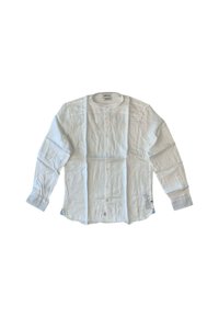 Camicia bianca in lino a maniche lunghe con scollatura rotonda e chiusura con bottoni, caratterizzata da una texture sottile e maniche orlate. Senza motivi o accenti.