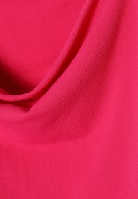 Fuchsia tyg med en slät yta och draperad design; har ett lätt, töjbart material som är idealiskt för olika plagg.