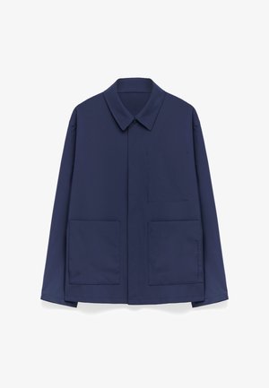 Marineblauwe jas met een kraag, twee voorzakken en sluiting met knopen. Heeft een recht ontwerp en een soepele, gestructureerde stof.