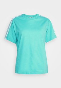 Camiseta turquesa de manga corta de Adidas con rayas blancas a lo largo de los hombros y las mangas, logotipo de Adidas en la manga izquierda.