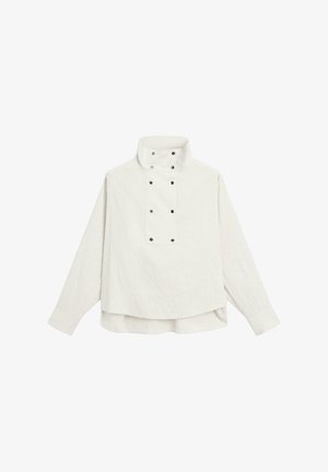 Ripstop stoffen pullover in lichtbeige met een hoge kraag en drukknoopdetails. Heeft lange mouwen en een iets cropped achterkant.