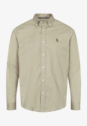 Beige skjorte med lange ærmer lavet af bomuld, med en knap-ned krave, hvide knapper og et lille broderet logo på brystet.